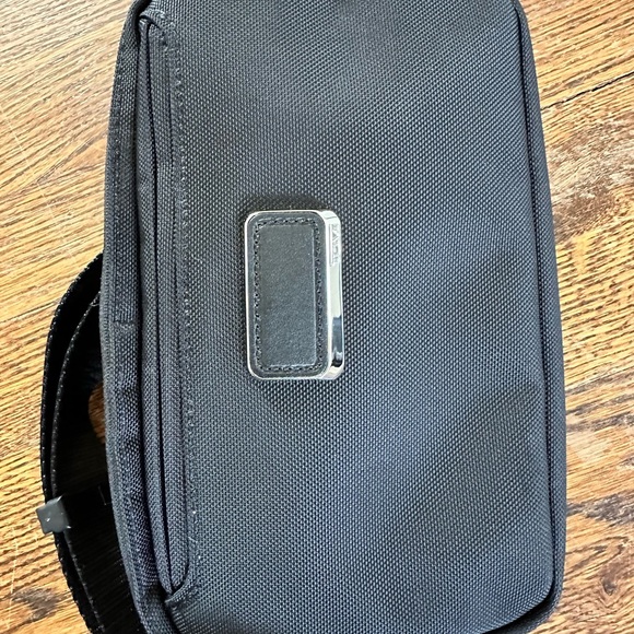 Tumi messina arrive utility pouch (cross body) - Picture 4 of 12